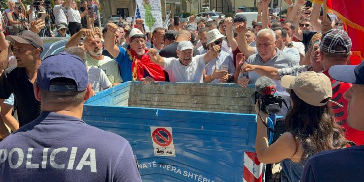 Deputetët në Kuvend/ Lëvizja befasuese e protestuesve, marrin koshin e mbeturinave dhe…
