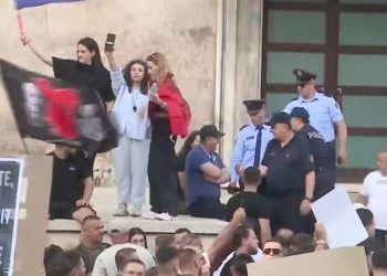 “Jep dorëheqjen”/ Protestuesit ngjiten te shkallët e kryeministrisë, policia iu….