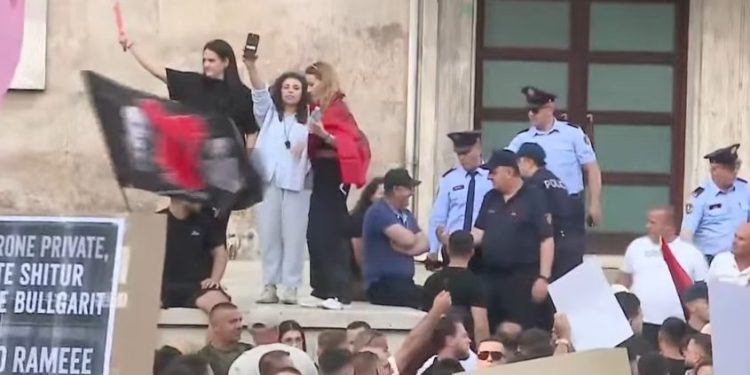 “Jep dorëheqjen”/ Protestuesit ngjiten te shkallët e kryeministrisë, policia iu….