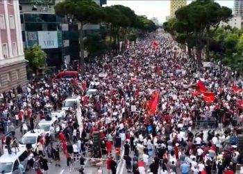 Del FOTO/ Nuk i ndahet turmës! Kush ishte personazhi “VIP” mes protestuesve