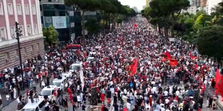 Del FOTO/ Kush është personaliteti i lartë “VIP” që mori pjesë në protestën e “Zvërnecit”…