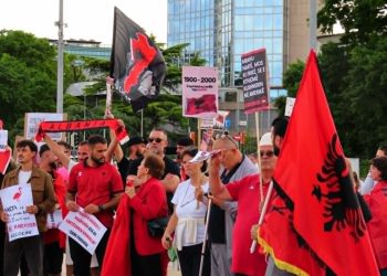 Protesta për “Zvërnecin” kalon kufijtë/ Po ndodh e papritura në këtë shtet…