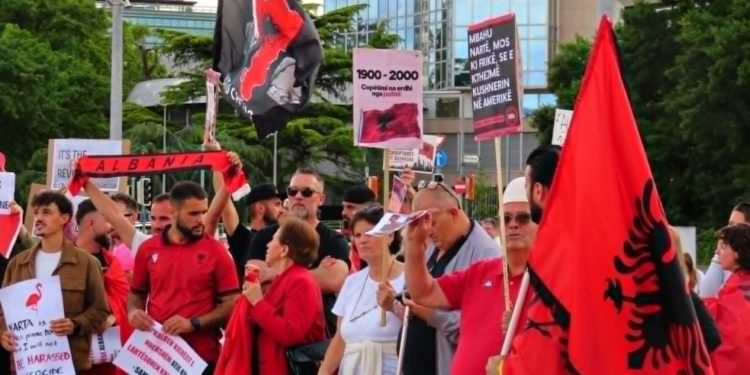 Protesta për “Zvërnecin” kalon kufijtë/ Po ndodh e papritura në këtë shtet…