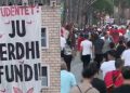 Policia futet te Universiteti dhe u heq banderolën, protestuesit turren me vrap…