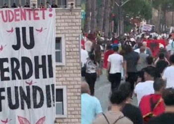 Policia futet te Universiteti dhe u heq banderolën, protestuesit turren me vrap…