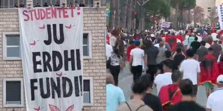 Policia futet te Universiteti dhe u heq banderolën, protestuesit turren me vrap…
