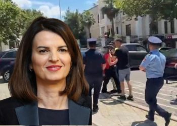 “Plas sherri”/ Protestuesit përplasen me Policinë dhe sulmojnë automjetin e Albana Koçiut…