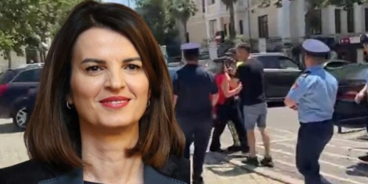 “Plas sherri”/ Protestuesit përplasen me Policinë dhe sulmojnë automjetin e Albana Koçiut…