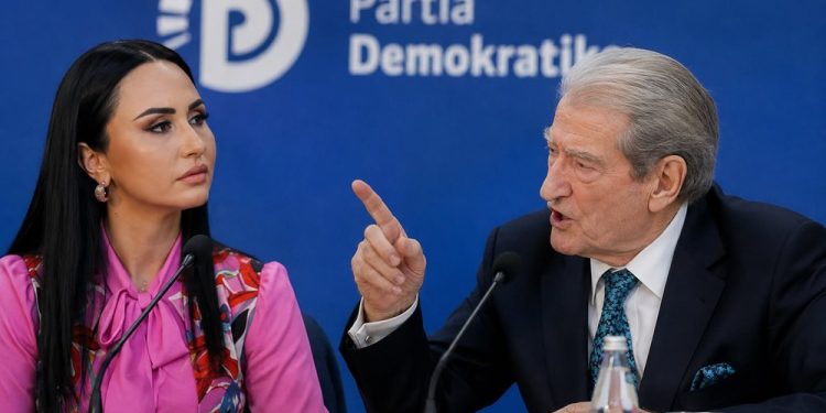 VIDEO/ Sherr i pazakontë brenda PD-së, ndërpritet mbledhja dhe fiket transmetimi…