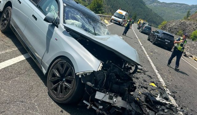 LAJM I FUNDIT/ Aksident i rëndë në Rrugën e Kombit, makina bëhet copë, 4 anëtarët e një familjeje…