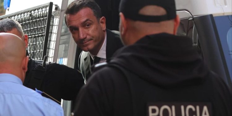 Pas vendimit të “Kushtetueses”, avokati i Erion Veliajt befason me LËVIZJEN e tij…