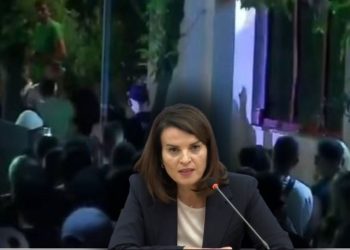 Protestuesit shembën derën e komisariatit/ Zv.kryeministrja tregon kush qëndron pas…