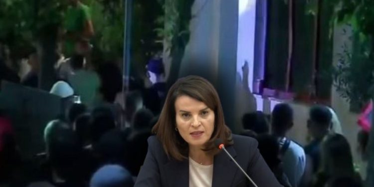 Protestuesit shembën derën e komisariatit/ Zv.kryeministrja tregon kush qëndron pas…