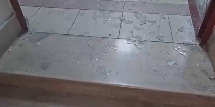 “Lironi çunat!”/ Tensione te komisariati nr.3, protestuesit thyejnë xhamat…
