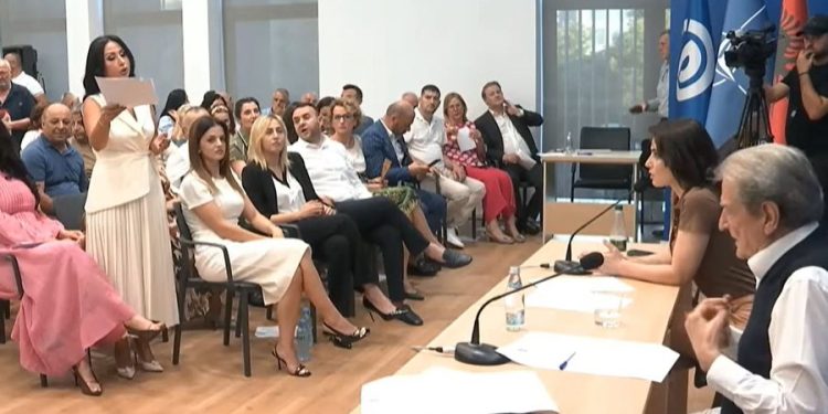 “Plas” në mbledhjen e Këshillit të PD/ Ish-kandidatja ia thotë në sy Berishës: Ke shkelur…
