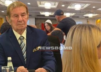 Selami Jenisheri nxirret me forcë përjashta, kërkoi të zërë kryen e Kuvendit Kombëtar të Protestës: Mos më…