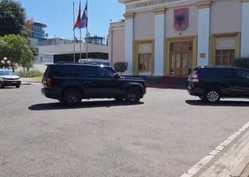Edi Rama mbërrin në Parlament, tensionohet situata/ Çfarë po ndodh…