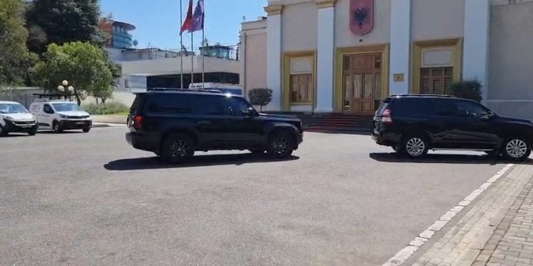 Edi Rama mbërrin në Parlament, tensionohet situata/ Çfarë po ndodh…