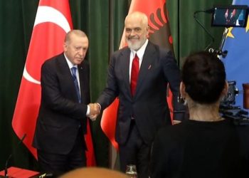 Del FOTO/ Ja si duket pistoleta e personalizuar që Edi Rama mori dhuratë nga Erdogan