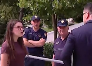 Protestuesja përplaset me deputetin e PS-së/ Shiko momentin kur e qëllon…