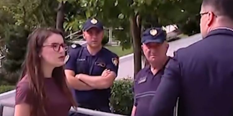 Protestuesja përplaset me deputetin e PS-së/ Shiko momentin kur e qëllon…