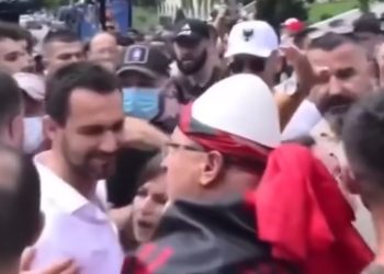 Del VIDEO/ Momenti epik! Protestuesit përzënë Adriatik Lapajn…
