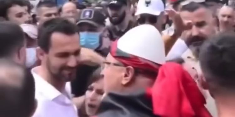 Del VIDEO/ Momenti epik! Protestuesit përzënë Adriatik Lapajn…