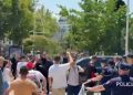 Protestuesit bllokojnë Niko Peleshin në Parlament, nuk e lejojnë të dalë, makina e tij…