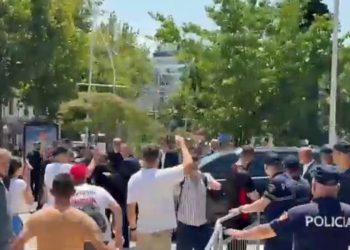 Protestuesit bllokojnë Niko Peleshin në Parlament, nuk e lejojnë të dalë, makina e tij…