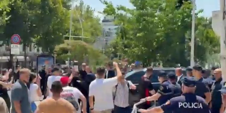 Protestuesit bllokojnë Niko Peleshin në Parlament, nuk e lejojnë të dalë, makina e tij…