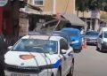 Agravon situata/ Pas gurëve, momenti kur protestuesit shkatërrojnë makinën e policisë…
