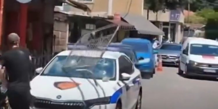Agravon situata/ Pas gurëve, momenti kur protestuesit shkatërrojnë makinën e policisë…