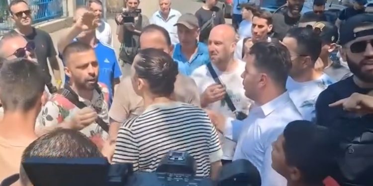 E papritur! Protestuesit dëbojnë Balliun, Kaprin e Muçin: Ik shporru…