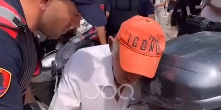 Gjest fantastik/ Shikoni çfarë bën efektivi ndaj të moshuarit…