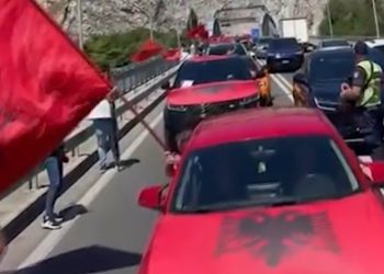 Autokolona nga Kosova vjen për protestë në Tiranë/ Shikoni çfarë po ndodh…