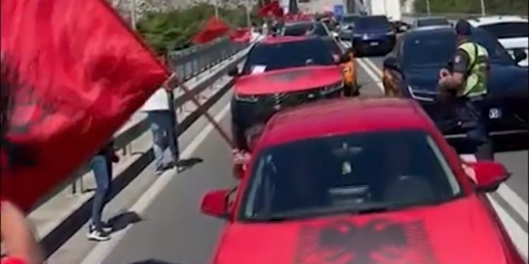 Autokolona nga Kosova vjen për protestë në Tiranë/ Shikoni çfarë po ndodh…