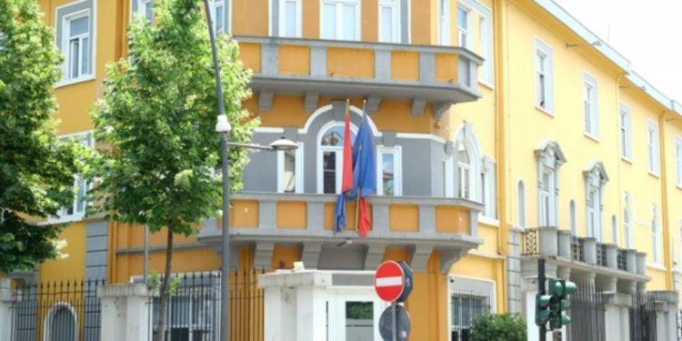 EMRI/ Dorëhiqet Sekretari i përgjithshëm i Ministrisë së Arsimit!
