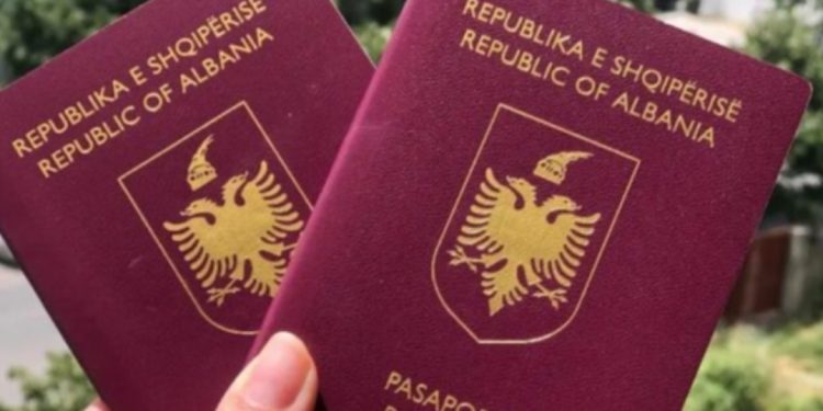 Renditja e pasaportave më të fuqishme në botë, ja ku renditet Shqipëria…