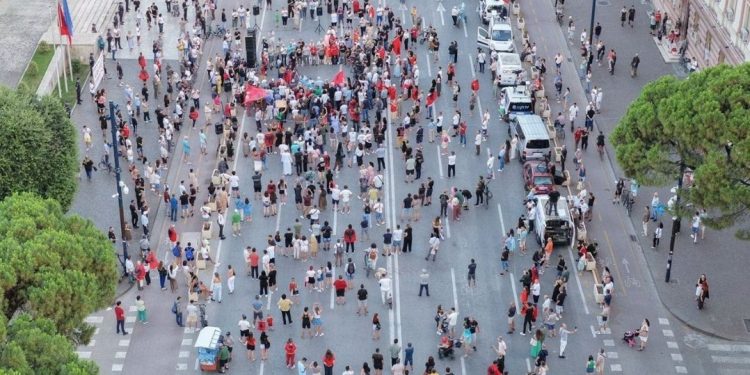 Dështon protesta e “Zvërnecit”/ Taulant Balla tallet keq: Ju thashë…