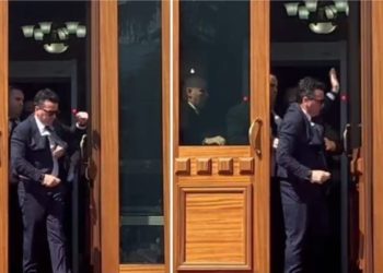 VIDEO/ Momenti i përplasjes! Garda nxjerr për “leckash” përjashta deputetin e opozitës…
