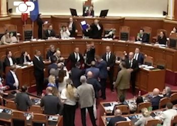 Del VIDEO/ Bardhi sulmon Ramën, përplasje e fortë në Kuvend. Çfarë po ndodh…