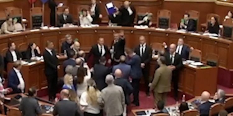 Del VIDEO/ Bardhi sulmon Ramën, përplasje e fortë në Kuvend. Çfarë po ndodh…