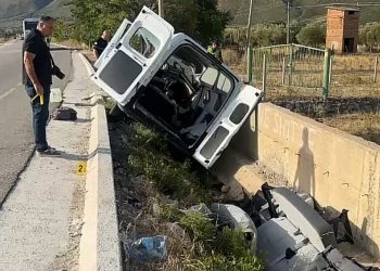 Aksident dhe bilanc tragjik në aksin kombëtar, furgoni bëhet copë, 5 persona…