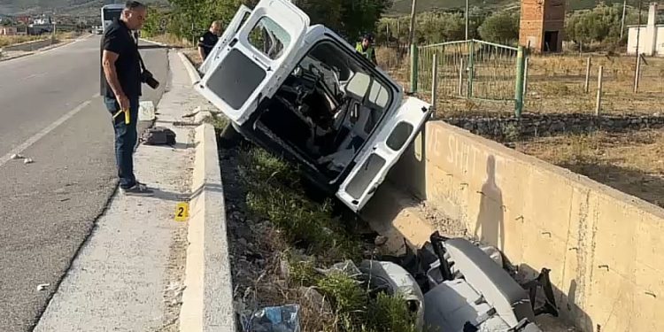 Aksident dhe bilanc tragjik në aksin kombëtar, furgoni bëhet copë, 5 persona…