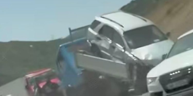 Karrotreci me automjetin sipër aksidentohet në aksin kombëtar