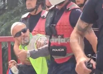 4 policë e mbajnë në ajër nga krahët dhe këmbët/ Arrestohet organizatori i protestës Arben Kola…