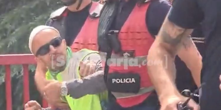 4 policë e mbajnë në ajër nga krahët dhe këmbët/ Arrestohet organizatori i protestës Arben Kola…