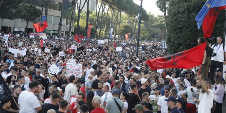 Del VIDEO surprizë/ Kush ishte besniku i Berishës në “mes” të turmës së protestuesve