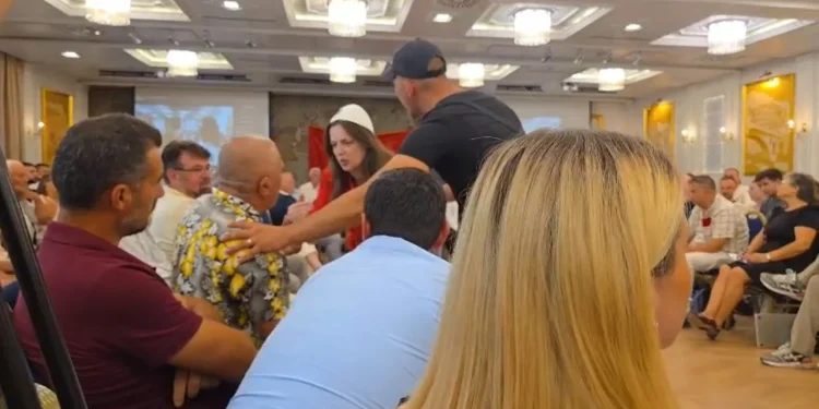 Protesta e “Zvërnecit” merr një tjetër zhvillim/ Nis regjistrimi në “Kuvendin Qytetar”, përplasje…