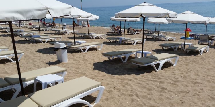 “Kafja 70 lekë”/ Ky është plazhi më i lirë në Shqipëri, çadra kushton…